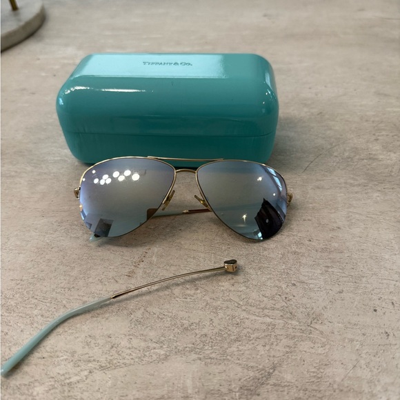 Authentic Tiffany Stylish Gold Aviator Sunglasses - Picture 4 of 4